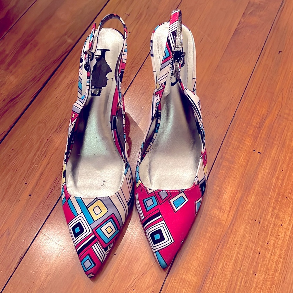 Retro print pumps